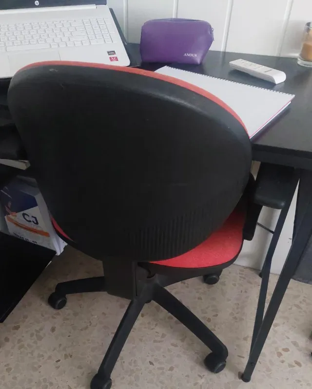 Silla de oficina ergonómica negra y roja