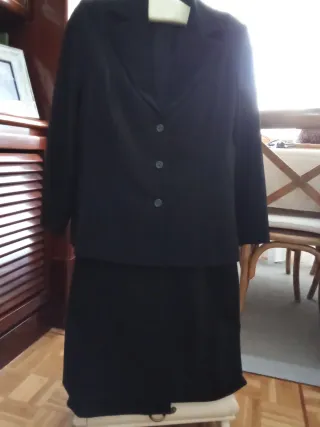 Traje chaqueta negro 3 botones falda recta. T/42