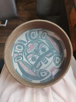 Tambor de mano.  arte nativo de la tribu ORCA