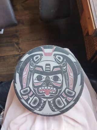 Tambor de mano.  arte nativo de la tribu ORCA