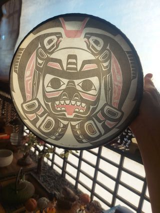 Tambor de mano.  arte nativo de la tribu ORCA