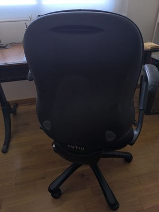 Silla de oficina negra ergonómica, marca Actiu