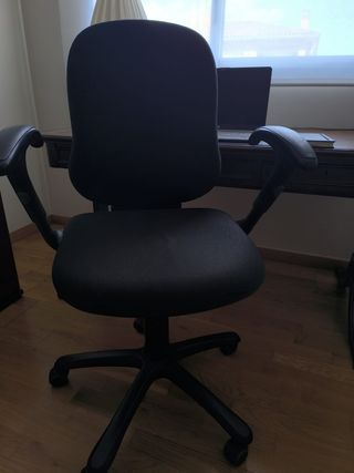 Silla de oficina negra ergonómica, marca Actiu