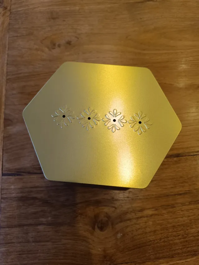Caja metálica hexagonal dorada