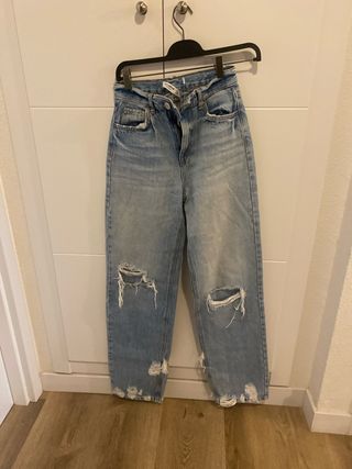Pantalón vaquero desgastado