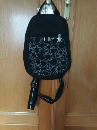 Mochila negra con estampado