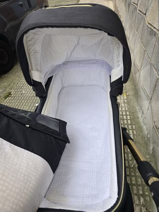 Carro de bebé negro y dorado adamex