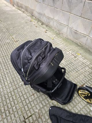 Carro de bebé negro y dorado adamex