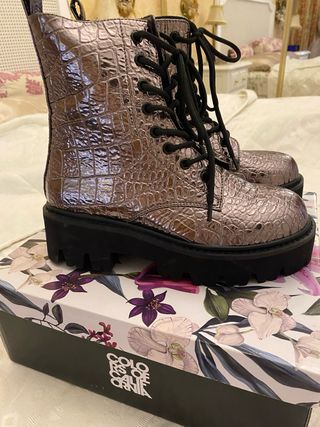 Botas estilo Dr. Martens con textura
