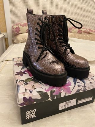 Botas estilo Dr. Martens con textura