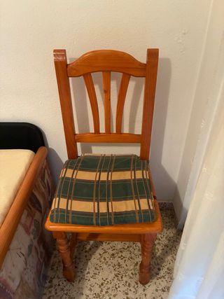Silla de madera con cojín a cuadros