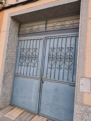 Puerta de hierro forjado con rejas sin marco