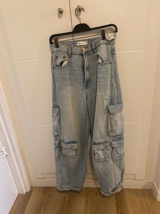 Pantalón cargo vaquero Zara