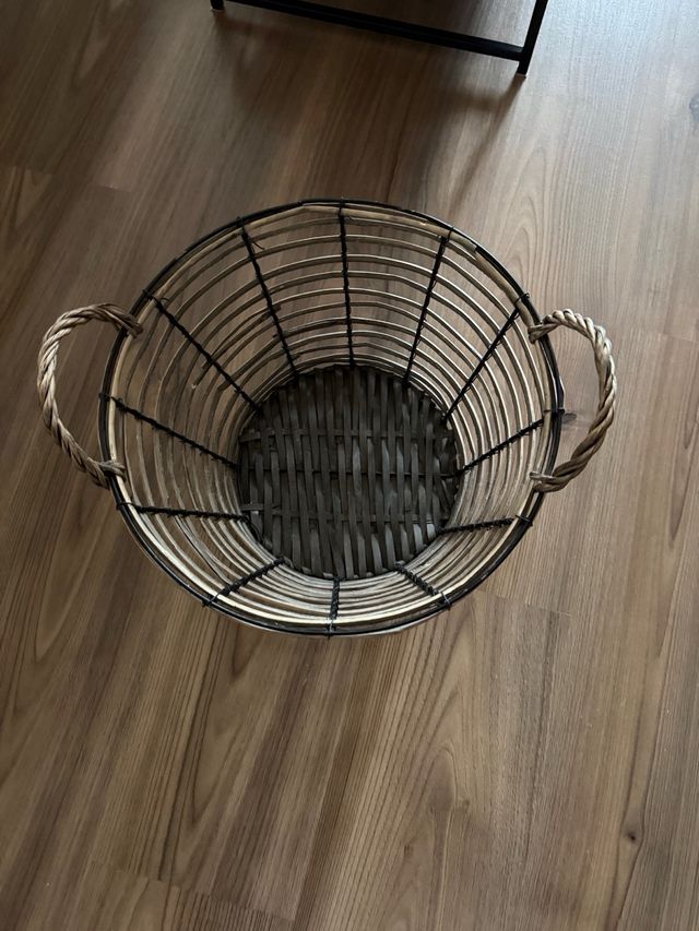 Cesto Mimbre y Metal Decorativo