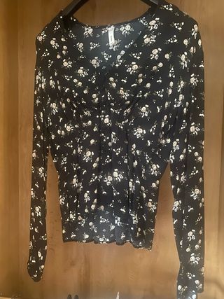 Blusa Mango floral negra talla L. 
