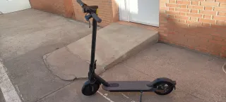 Patinete Eléctrico Xiaomi con su cargador 