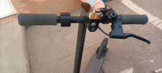 Patinete Eléctrico Xiaomi con su cargador 