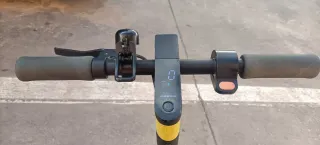 Patinete Eléctrico Xiaomi con su cargador 