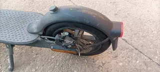 Patinete Eléctrico Xiaomi con su cargador 