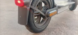 Patinete Eléctrico Xiaomi con su cargador 