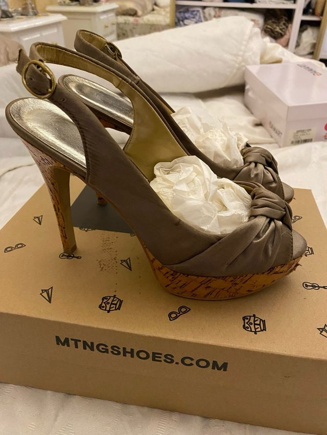 Zapatos de tacón MTNG dorados talla 37  se regala.