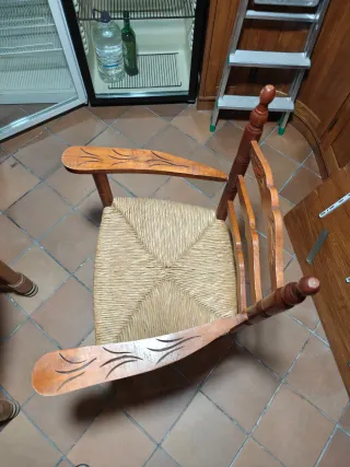 Silla de madera con asiento de enea.