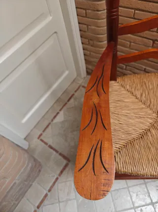 Silla de madera con asiento de enea.