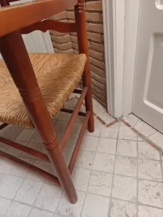 Silla de madera con asiento de enea.