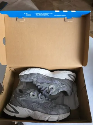 Scarpe grigie da donna Adidas Astir