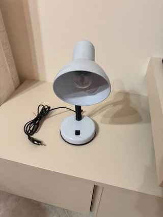 Lampada da scrivania bianca e nera