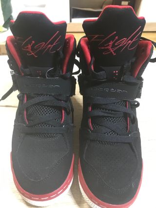 Zapatillas Jordan Negras y Rojas