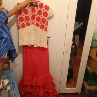 Traje de flamenca rojo y beige