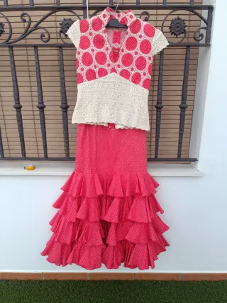 Traje de flamenca rojo y beige