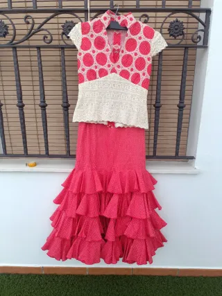 Traje de flamenca rojo y beige