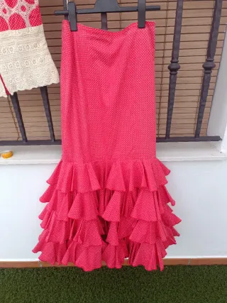 Traje de flamenca rojo y beige