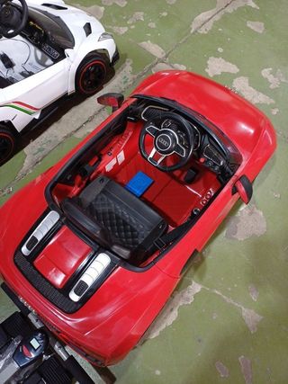 Coche eléctrico rojo