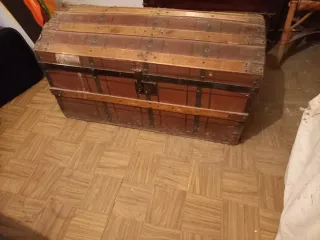 Baúl antiguo de madera y metal. "Steamer trunk"