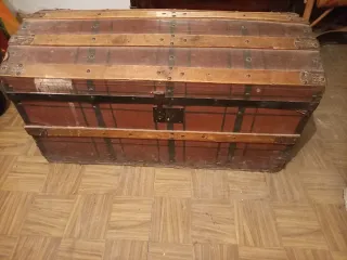 Baúl antiguo de madera y metal. "Steamer trunk"