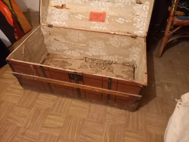 Baúl antiguo de madera y metal. "Steamer trunk"