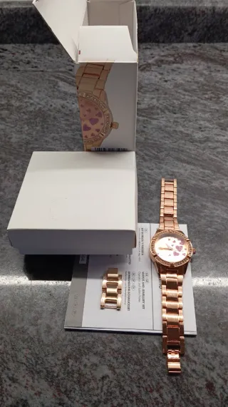 Reloj de mujer dorado y rosa con corazones