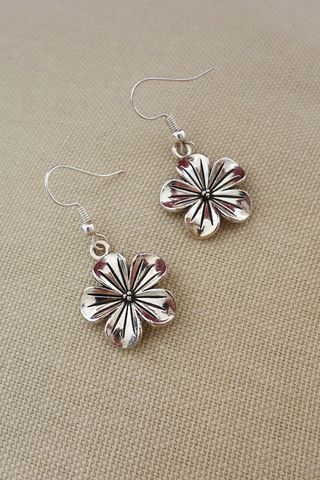 Pendientes flor plateados cierre de gancho