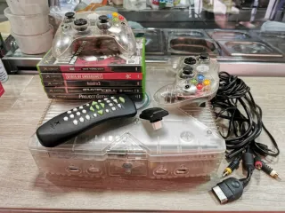 Xbox Transparente con Mando y Juegos