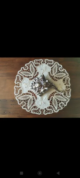 Centrino ricamato a mano.