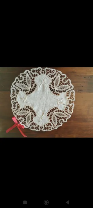 Centrino ricamato a mano.