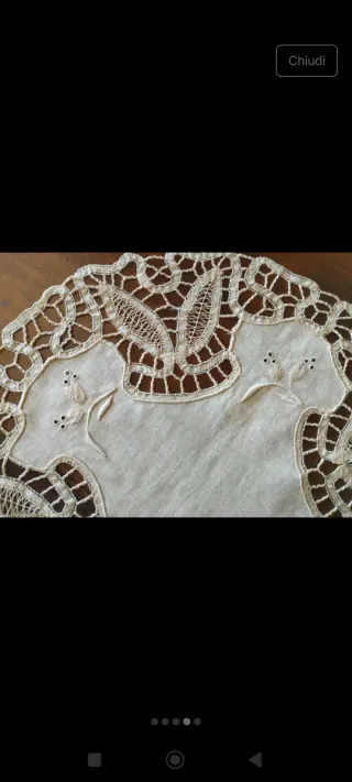 Centrino ricamato a mano.