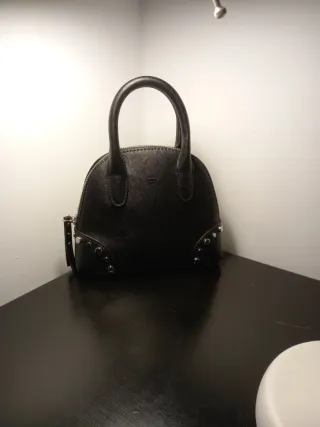 Bolso negro con tachuelas plateadas