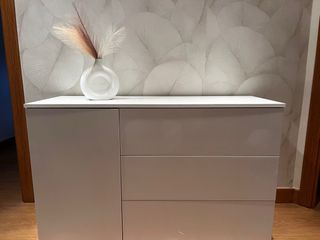 Mueble de entrada beige y blanco