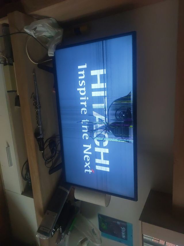 Televisor Hitachi pantalla rota