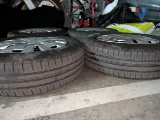 4 Neumáticos Goodyear con Llantas y Tapacubos