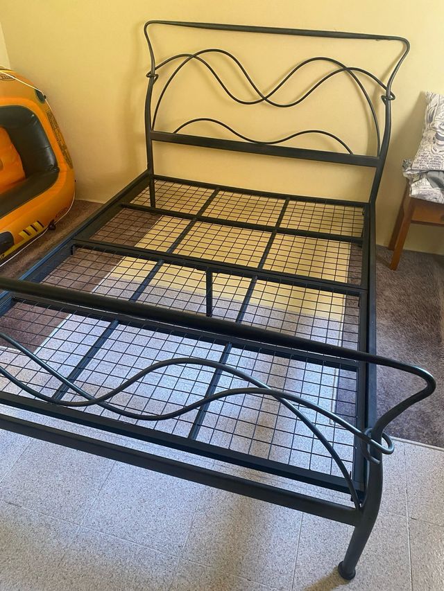 Cama de hierro negra